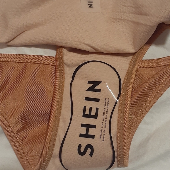 Bikini - Picture 2 of 2